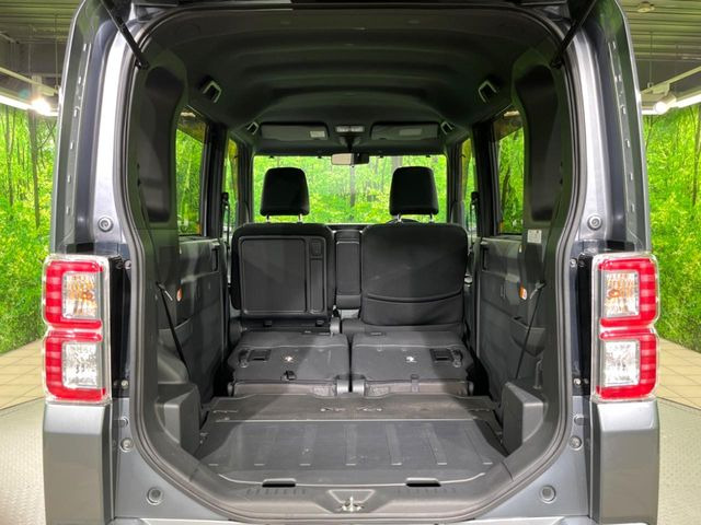 後席を格納すると、これだけの広さが!シーンに合わせたシートアレンジで、大きな荷物も積むことが出来ます♪