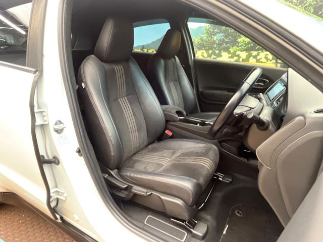 【ハーフレザーシート】高級感と座り心地を両立した人気のシート♪背面・座面はスエード調となっており、肌触りや滑りにくさに優れています。気温や服装に左右されず快適にお乗りいただけます。