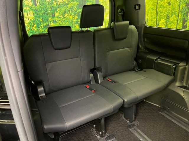 3列目シートはもちろん状態良好☆大人でもゆったりと座って頂けますので、大人数でのお出かけもラクラクです♪ご家族で、気の知れた仲間で、ドライブに行くのが楽しみですね♪