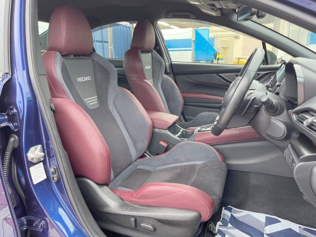 【RECARO製シート】人間工学に基づいた面圧分布によって腰への負担や長時間運転時の疲労発生を軽減☆一目でレカロとわかるスポーティなルックスが特徴です。