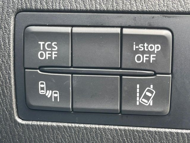 【ブラインドスポットモニタリング】走行中、ドアミラーの死角になりやすい箇所に後続車が接近するとサイドミラー付近に警告を表示、ドライバーに注意喚起をしてくれます。