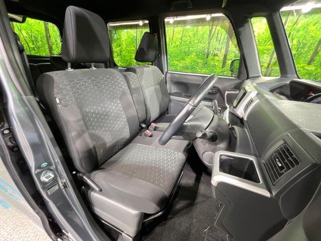 運転席シート廻りは使用感も少なく、良好な状態となっています。丁寧に使われていたことがよくわかりますね。