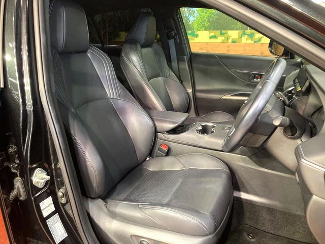 【黒革シート】上質な本革を使用し、高級感あふれる黒革シート。常に体に触れる部分だから、座り心地の良さにはこだわりたいですね♪汚れの付着や劣化を抑制する内装コーティング施工もおススメですよ♪