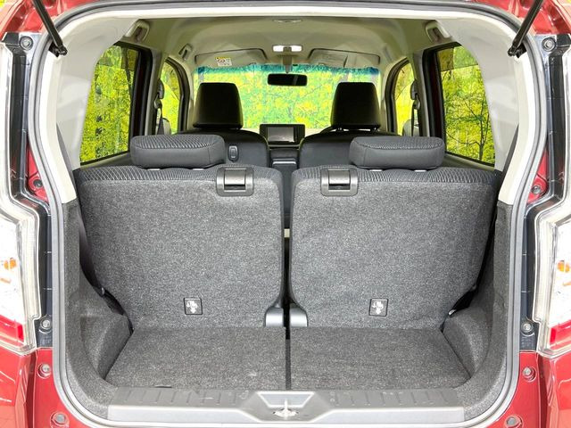 ���i�̂���������ʋ΁A���}���ɏ\���ȉ׎��X�y�[�X���m�ۂ��Ă���܂��B�Z�J���h�V�[�g��|���ƁA�傫�ȉו��̐ύڂ��\�ł���