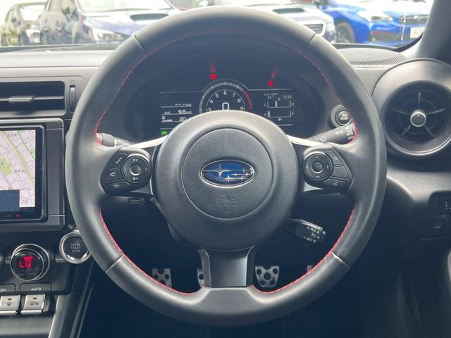 �y�����v�����X�e�A�����O�z�㎿�Ȋv���g�p���邱�ƂŁA��ɂ����������݂ƂĂ��^�]���₷���n���h���ł���