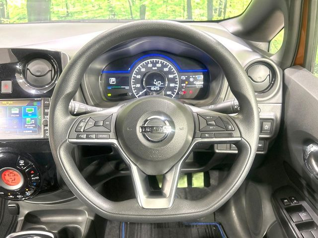 �C���e���A�ɍ��킹���f�U�C���̃X�e�A�����O�́A�^�]�������̂��Ƃ��l���A�^�]���₷���`��A�傫���ł��B�����x�A���ۂɐG���Ă��m���߂��������B