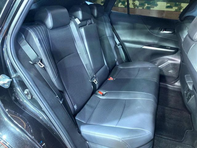 広々とした2列目シートは居住性が高く、居心地も快適!友達や家族とのお出かけにぴったりです。ベビーシートやチャイルドシート使用時も快適にお過ごしいただける十分な空間を確保しています。