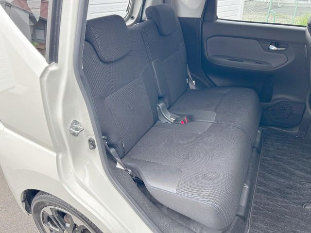 後部座席も気になるようなキズ・汚れやへたり等、大きなダメージはなく、良好な状態です。