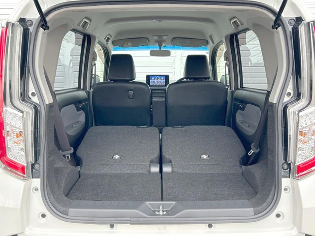 後席を格納すると、これだけの広さが!シーンに合わせたシートアレンジで、大きな荷物も積むことが出来ます♪