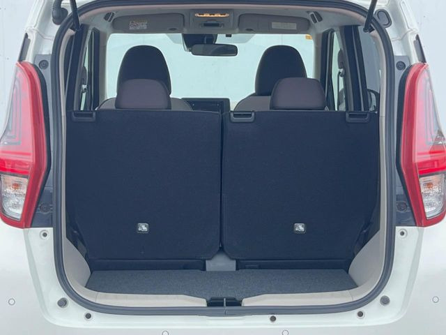 ���i�̂���������ʋ΁A���}���ɏ\���ȉ׎��X�y�[�X���m�ۂ��Ă���܂��B�Z�J���h�V�[�g��|���ƁA�傫�ȉו��̐ύڂ��\�ł���