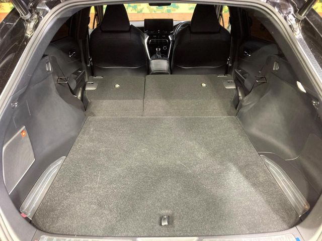 普段のお買い物や通勤、送迎等に十分な荷室スペースを確保しております。セカンドシートを倒すと、大きな荷物の積載も可能です♪