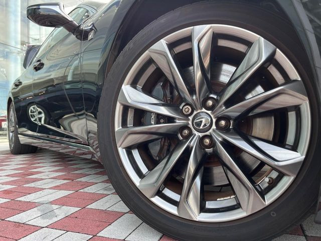 【純正19インチアルミホイール】外観にマッチした純正アルミホイールを装着しております。各種社外アルミホイールや、スタッドレスタイヤも取扱いしております。是非ご相談ください♪