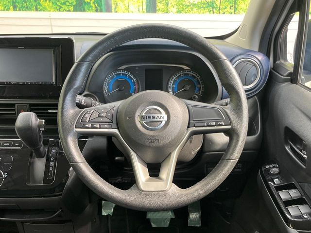 �C���e���A�ɍ��킹���f�U�C���̃X�e�A�����O�́A�^�]�������̂��Ƃ��l���A�^�]���₷���`��A�傫���ł��B�����x�A���ۂɐG���Ă��m���߂��������B