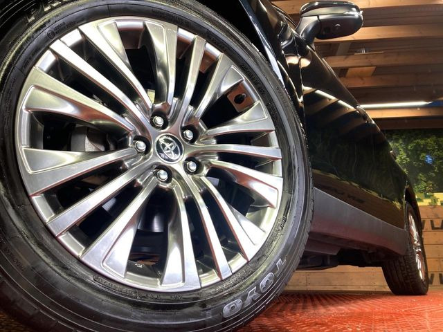 【グレード専用純正19インチアルミホイール】デザイン性の高い純正アルミホイールを装着しております。各種社外アルミホイールや、スタッドレスタイヤも取扱いしております。是非ご相談ください♪