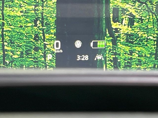 【ヘッドアップディスプレイ】現在の速度や走行情報をデジタル表示で運転席前方のガラスに投影!運転中、目線をずらさず必要な情報を確認できるのでとっても便利で安心!