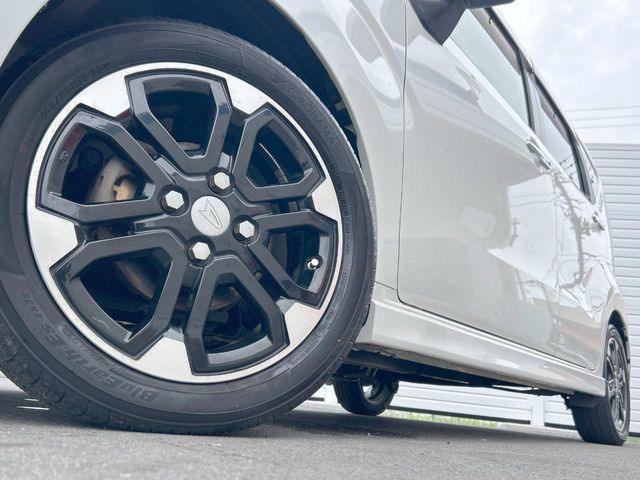 【純正15インチアルミホイール】外観にマッチした純正アルミホイールを装着しております。各種社外アルミホイールや、スタッドレスタイヤも取扱いしております。是非ご相談ください♪