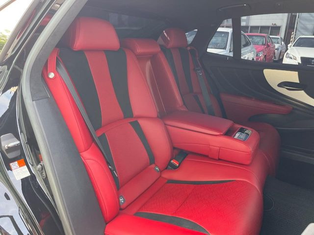 広々とした2列目シートは居住性が高く、居心地も快適!友達や家族とのお出かけにぴったりです。ベビーシートやチャイルドシート使用時も快適にお過ごしいただける十分な空間を確保しています。