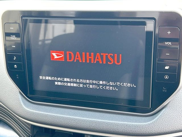 【大画面ナビ】人気の大型8インチナビを装備。存在感のある大画面はインパクト大!ナビ利用時のマップ表示は見やすく、テレビやDVDは臨場感がアップ!いつものドライブがグッと楽しくなります♪