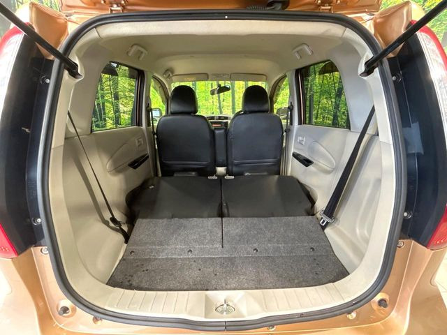 後席を格納すると、これだけの広さが!シーンに合わせたシートアレンジで、大きな荷物も積むことが出来ます♪