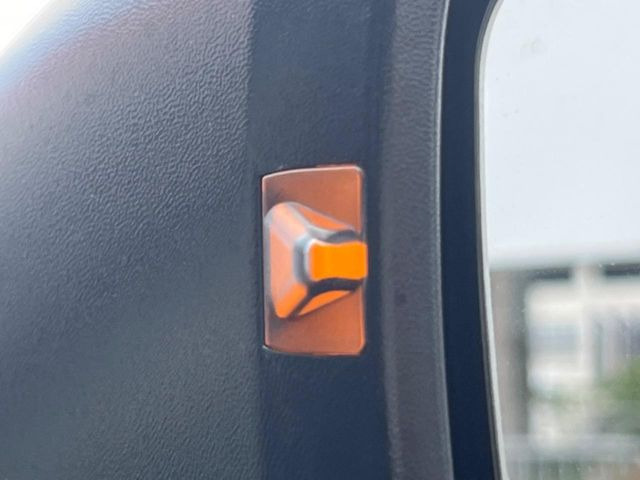 �y�����r�[�N���f�B�e�B�N�V�����z���s���A�h�A�~���[�̎��p�ɂȂ�₷���ӏ��Ɍ㑱�Ԃ��ڋ߂���ƃT�C�h�~���[�t�߂Ɍx����\���A�h���C�o�[�ɒ��ӊ��N�ƁA����̍ۂ̓n���h��������A�V�X�g�����܂��B