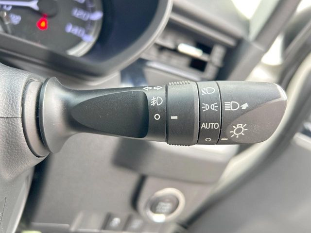 【オートライト】周りの明るさに応じて自動でヘッドライトの点灯・消灯ができる機能です!ライトの付け忘れ・消し忘れなどが無くなり、雨の日や夕方の走行も安心!トンネル通過時も便利ですね♪