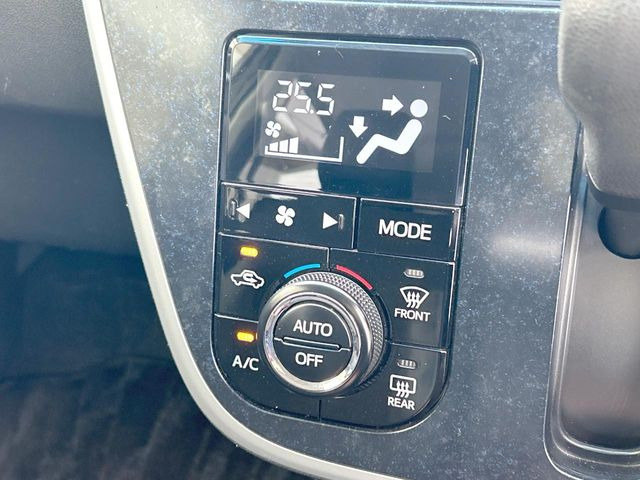 【オートエアコン】一度お好みの温度に設定すれば、車内の温度を検知し風量や温度を自動で調整。暑い…寒い…と何度もスイッチ操作をする必要はありません。快適な車内空間には必須の機能ですね♪