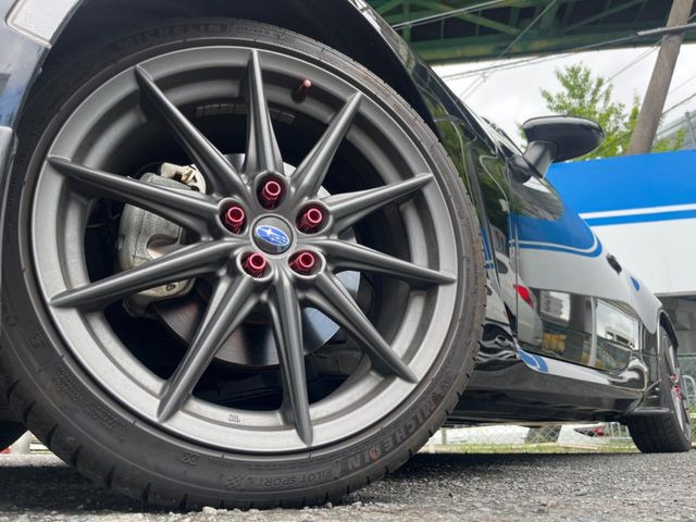 �y����18�C���`�A���~�z�C�[���z�O�ςɃ}�b�`���������A���~�z�C�[���𑕒����Ă���܂��B�e��ЊO�A���~�z�C�[����A�X�^�b�h���X�^�C�����戵�����Ă���܂��B���񂲑��k����������