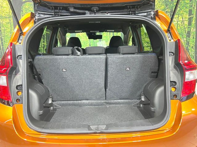 ���i�̂���������ʋ΁A���}���ɏ\���ȉ׎��X�y�[�X���m�ۂ��Ă���܂��B�Z�J���h�V�[�g��|���ƁA�傫�ȉו��̐ύڂ��\�ł���