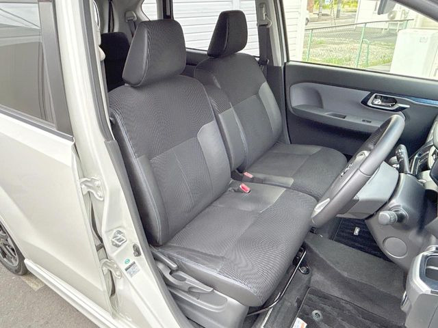 運転席シート廻りは使用感も少なく、良好な状態となっています。丁寧に使われていたことがよくわかりますね。