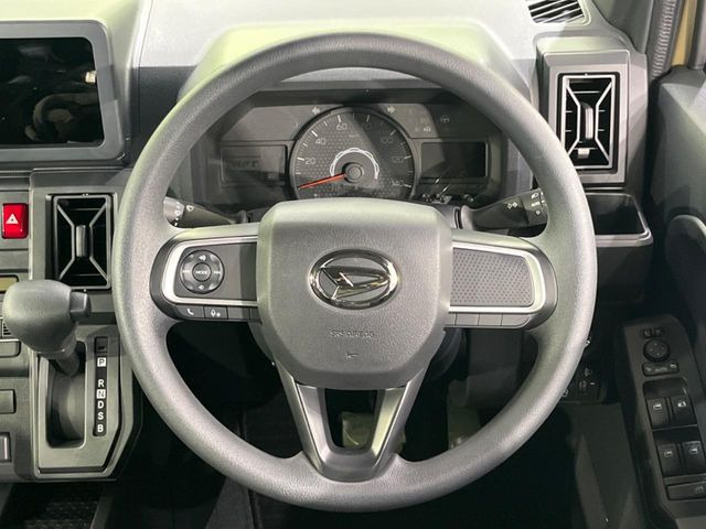 �C���e���A�ɍ��킹���f�U�C���̃X�e�A�����O�́A�^�]�������̂��Ƃ��l���A�^�]���₷���`��A�傫���ł��B�����x�A���ۂɐG���Ă��m���߂��������B