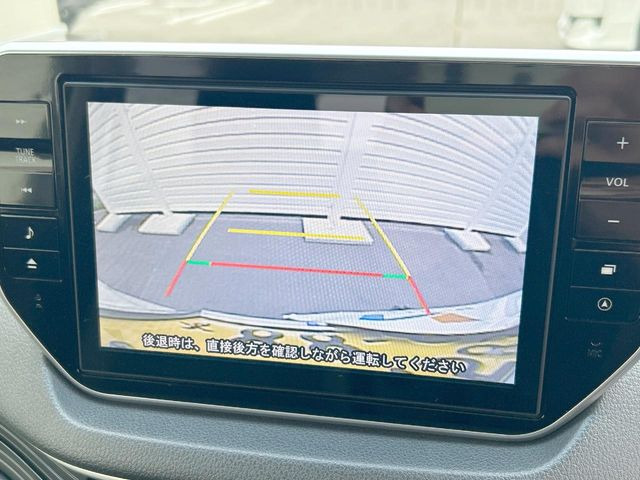 【バックカメラ】駐車時に後方がリアルタイム映像で確認できます。大型商業施設や立体駐車場での駐車時や、夜間のバック時に大活躍!運転スキルに関わらず、今や必須となった装備のひとつです!