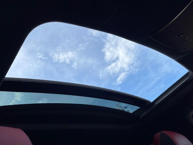 【サンルーフ】開放感たっぷりの希少装備、サンルーフが装着されています!車内に明かりを取り入れたり景色を楽しむ以外にも、車内の空気も簡単に換気できて快適です!