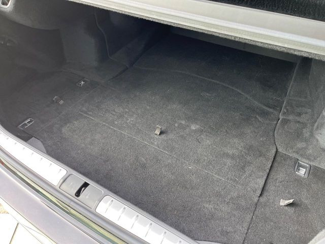 ラゲッジルームは、大容量のスペースを確保。普段のお買い物からレジャーまで、幅広く活躍してくれます!また、リアシートを倒すことでバリエーション豊かにお使いいただけます。