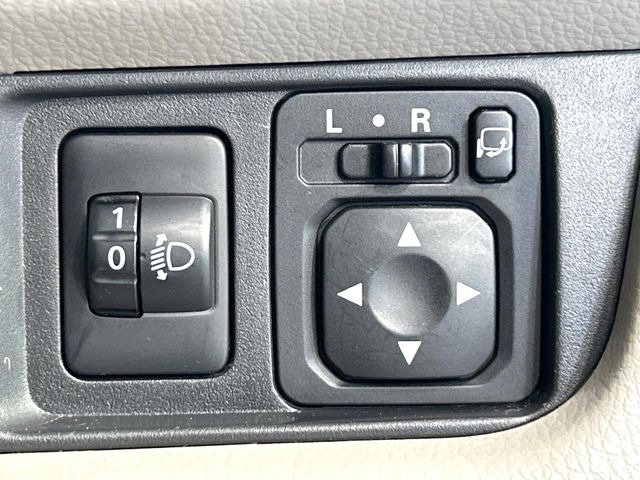 【電動格納ミラー】サイドミラーは電動格納式となっており、狭い駐車場でもキズがつくリスクを抑えられます。