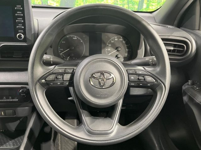 �C���e���A�ɍ��킹���f�U�C���̃X�e�A�����O�́A�^�]�������̂��Ƃ��l���A�^�]���₷���`��A�傫���ł��B�����x�A���ۂɐG���Ă��m���߂��������B