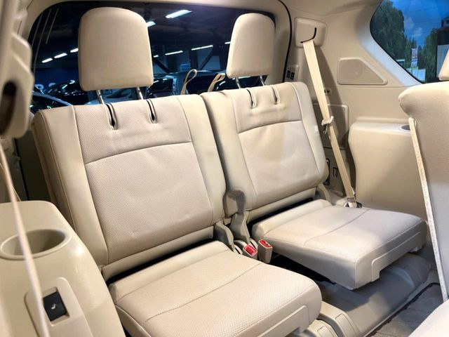 床下収納式のサードシートです。座席部分をコンパクトに収納でき、広大な荷室スペースとしてお使いいただけます!乗車人数や荷物の量など利用シーンに合わせて3列目を有効活用でき、とっても便利♪