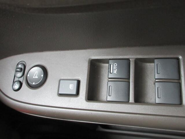 �p���[�E�B���h�E�͉^�]�Ȃ̃X�C�b�`�̂݃I�[�g�@�\����������Ă���܂��B�E�B���h�E���b�N����������Ă��܂��B