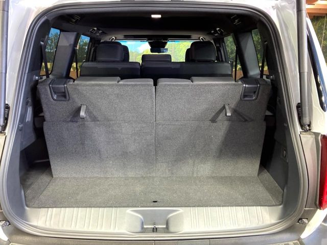 ���i�̂���������ʋ΁A���}���ɏ\���ȉ׎��X�y�[�X���m�ۂ��Ă���܂��B�Z�J���h�V�[�g��|���ƁA�傫�ȉו��̐ύڂ��\�ł���