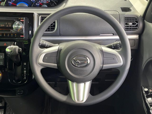 �C���e���A�ɍ��킹���f�U�C���̃X�e�A�����O�́A�^�]�������̂��Ƃ��l���A�^�]���₷���`��A�傫���ł��B�����x�A���ۂɐG���Ă��m���߂��������B