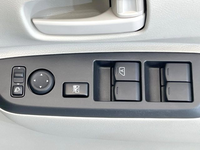 【電動格納ミラー】サイドミラーは電動格納式となっており、狭い駐車場でもキズがつくリスクを抑えられます。