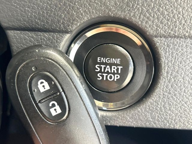 【キーレススタートシステム】カバンやポケットに入れたままでもドアの施錠・解錠が可能なスマートキーを装備。エンジンのオン・オフ時もカギを取り出す必要が無いからとっても便利です♪