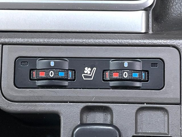 【シートベンチレーション】夏場は涼しい風でお尻や背中の熱やムレを防ぎ、冬はエアコンよりも早く温まってポカポカに!季節を問わず快適に過ごせます。