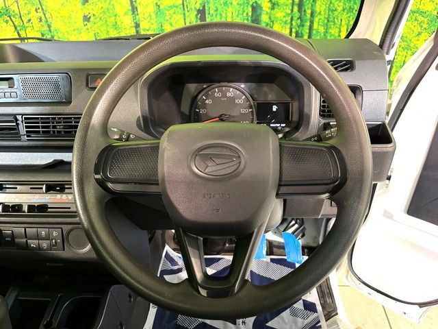 �C���e���A�ɍ��킹���f�U�C���̃X�e�A�����O�́A�^�]�������̂��Ƃ��l���A�^�]���₷���`��A�傫���ł��B�����x�A���ۂɐG���Ă��m���߂��������B