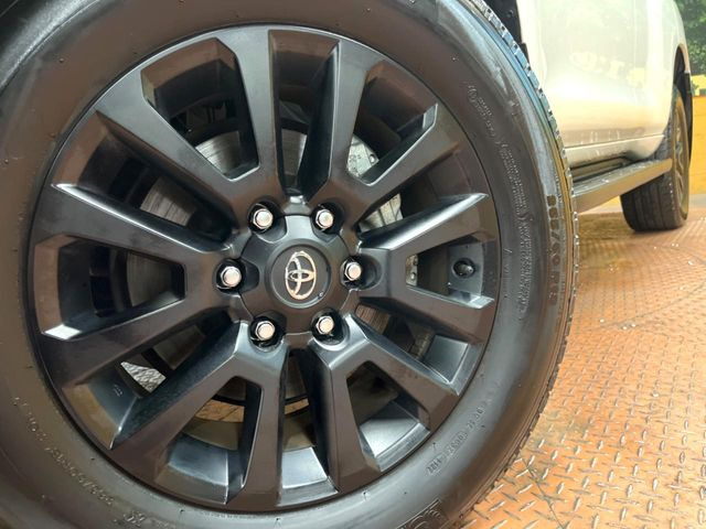 【純正18インチアルミホイール】外観にマッチした純正アルミホイールを装着しております。各種社外アルミホイールや、スタッドレスタイヤも取扱いしております。是非ご相談ください♪