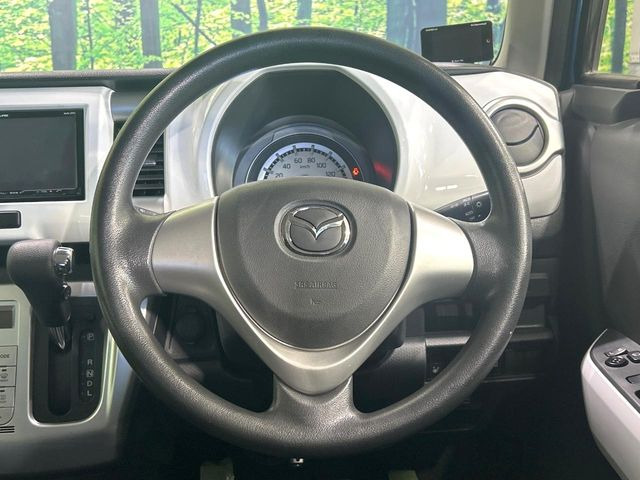 インテリアに合わせたデザインのステアリングは、運転される方のことも考え、運転しやすい形状、大きさです。是非一度、実際に触ってお確かめください。