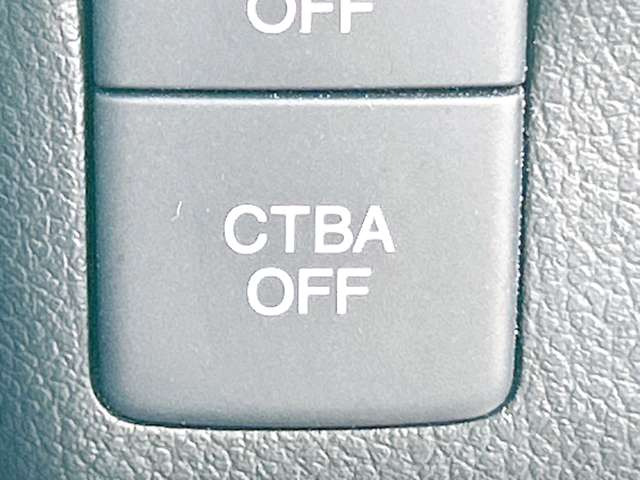 �y�Փˌy�����u�z���s���ɑO���̎ԗ�����F�����A�Փ˂������Ȏ��͌x��ƃu���[�L�ŏՓˉ���Ɣ�Q�y�����A�V�X�g�B�����S�Ƀh���C�u�����y���݂��������܂��B