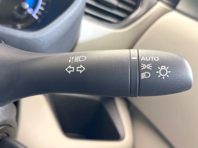 【オートライト】周りの明るさに応じて自動でヘッドライトの点灯・消灯ができる機能です!ライトの付け忘れ・消し忘れなどが無くなり、雨の日や夕方の走行も安心!トンネル通過時も便利ですね♪