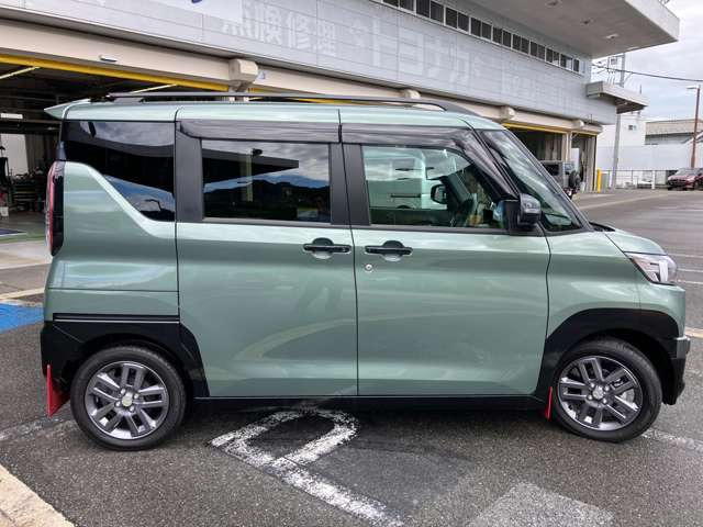 �C���e���A�́A�u���b�N����F�Ƃ���������̃C���X�g�������g�p�l���ɁA�A�N�e�B�u�Ŗ��邢��ۂ�^���郉�C�g�O���[���A�N�Z���g�J���[�Ƃ��Ĕz�u!