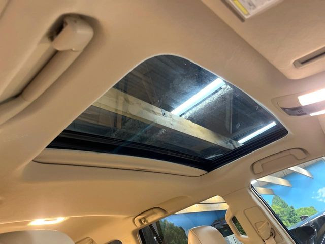 【サンルーフ】開放感たっぷりの希少装備、サンルーフが装着されています!車内に明かりを取り入れたり景色を楽しむ以外にも、車内の空気も簡単に換気できて快適です!