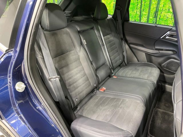 後部座席も気になるようなキズ・汚れやへたり等、大きなダメージはなく、良好な状態です。